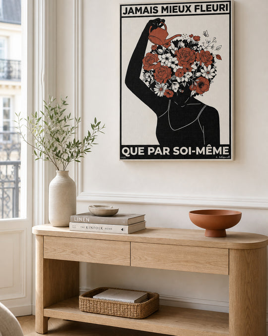 Toile « Jamais mieux fleuri que par soi-même » dans un intérieur lumineux