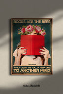 Los libros son las abejas que llevan el polen de una mente a otra 