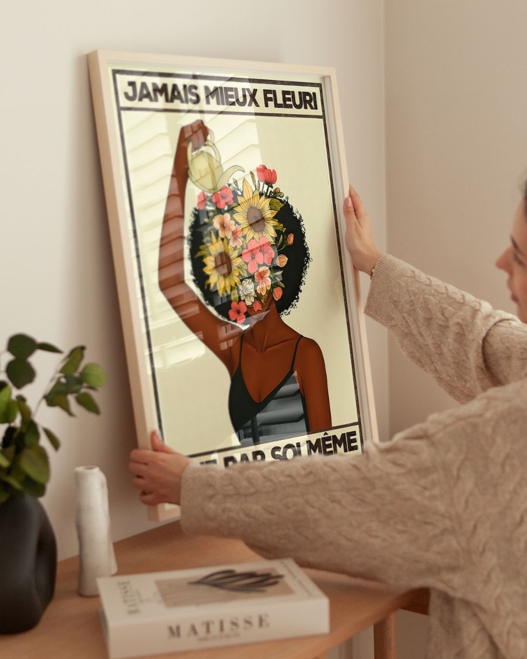 « Jamais mieux fleuri que par soi-même — Crème & Sable » — installation de l’œuvre dans un intérieur / artwork installation in a home