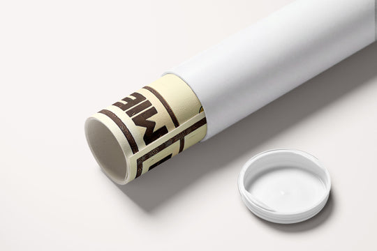 « Jamais mieux fleuri que par soi-même — Crème & Sable » — toile enroulée dans son tube de protection