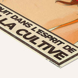 « Un livre est une fleur qui s'épanouit dans l'esprit de celui qui la cultive — Crème & Sable » — toile texturée, détail du coin inférieur droit
