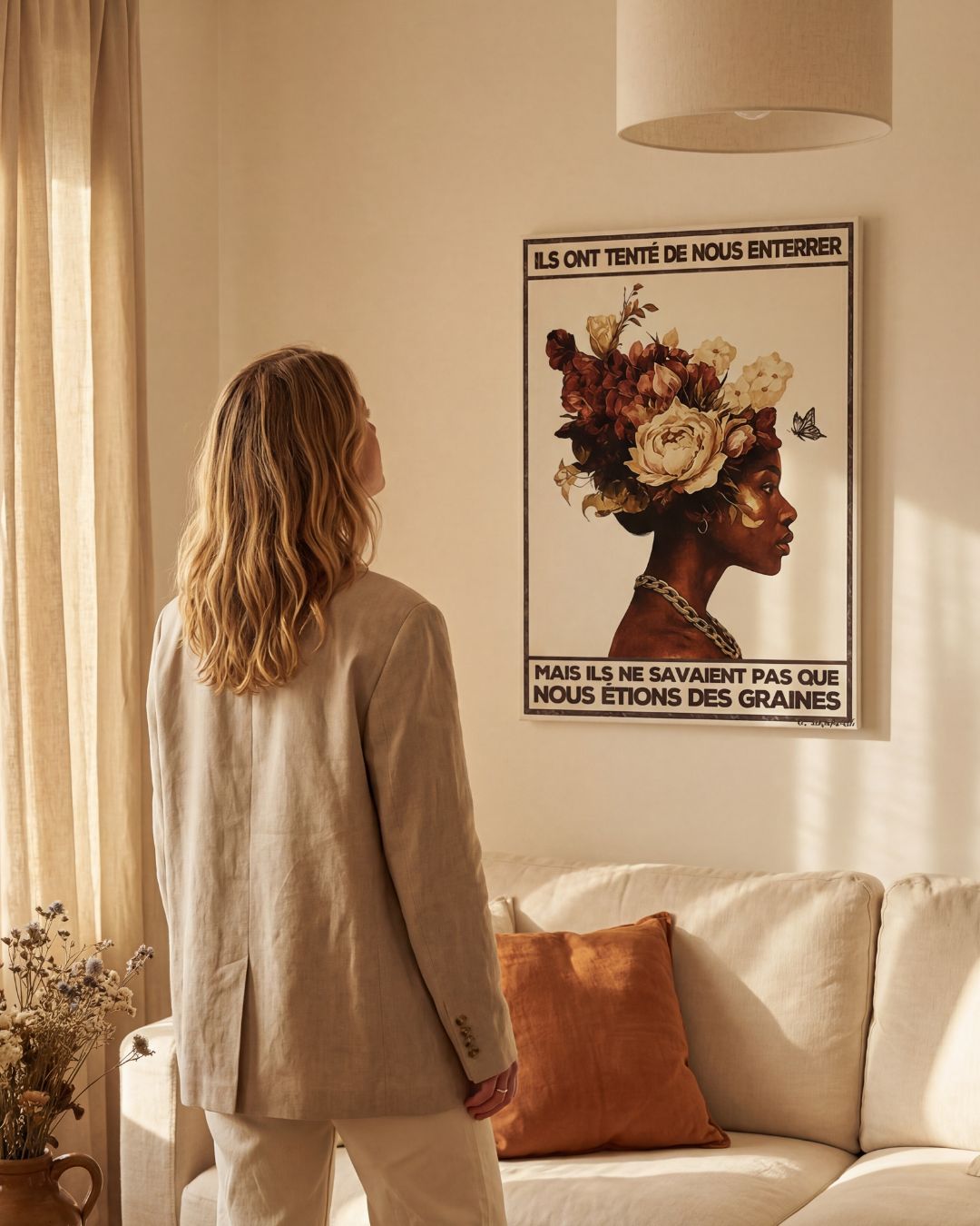 « Ils ont tenté de nous enterrer, mais ils ne savaient pas que nous étions des graines — Crème & Sable » — échelle de l’œuvre dans un intérieur / artwork scale in a home