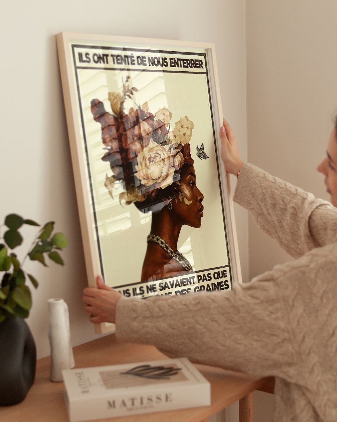 « Ils ont tenté de nous enterrer, mais ils ne savaient pas que nous étions des graines — Crème & Sable » — installation de l’œuvre dans un intérieur / artwork installation in a home