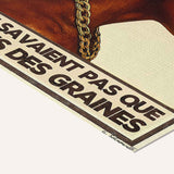 « Ils ont tenté de nous enterrer, mais ils ne savaient pas que nous étions des graines — Crème & Sable » — toile texturée, détail du coin inférieur droit