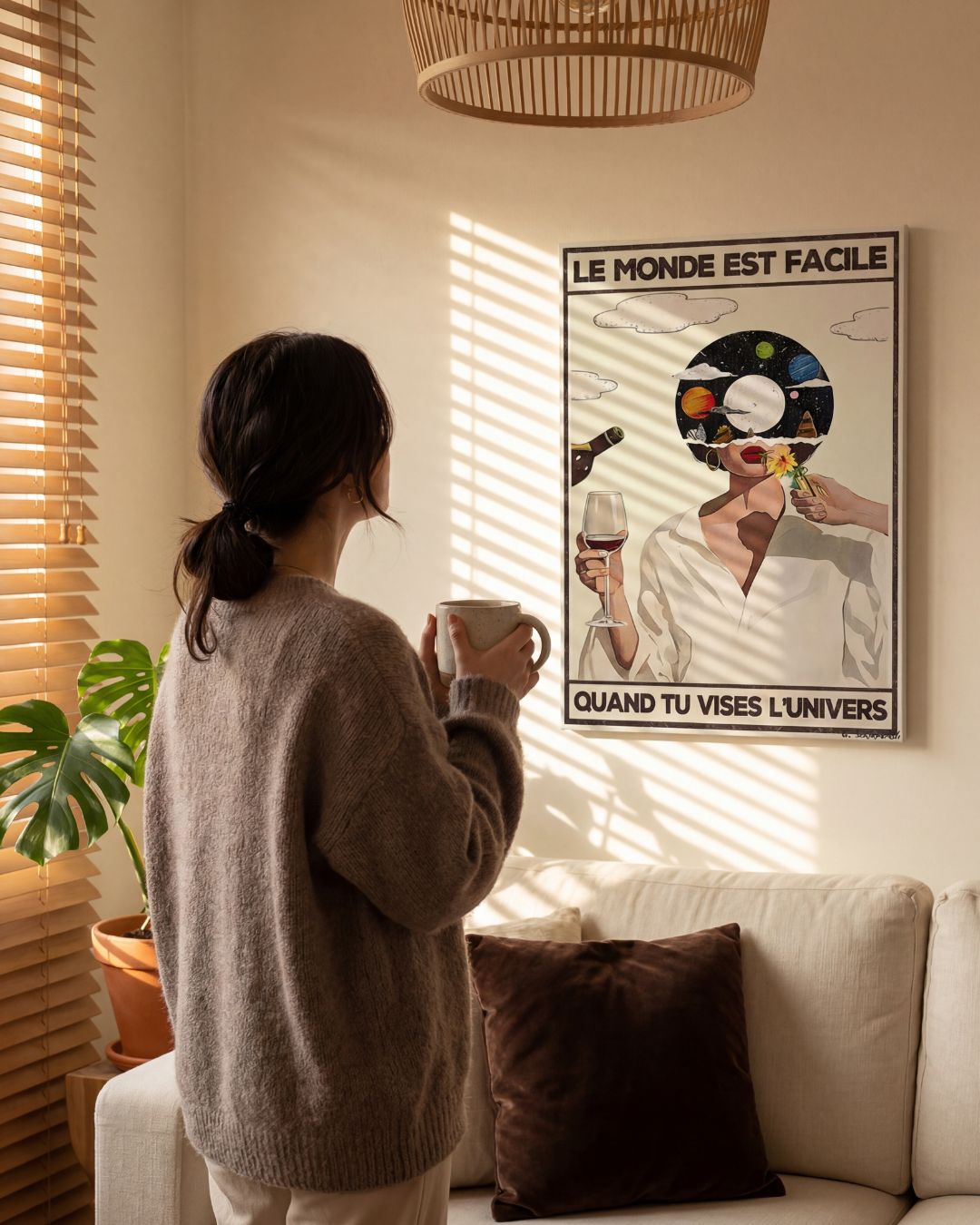 « Le monde est facile quand tu vises l'Univers — Crème & Sable » — échelle de l’œuvre dans un intérieur / artwork scale in a home