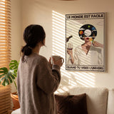 « Le monde est facile quand tu vises l'Univers — Crème & Sable » — échelle de l’œuvre dans un intérieur / artwork scale in a home