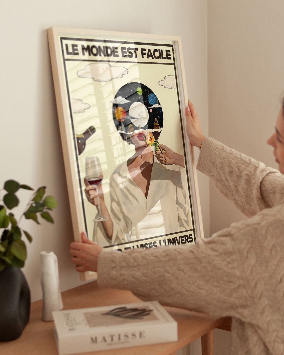 « Le monde est facile quand tu vises l'Univers — Crème & Sable » — installation de l’œuvre dans un intérieur / artwork installation in a home