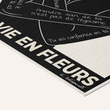 « Pas de rétroviseurs, je vois la vie en fleurs — Atelier » — toile texturée, détail du coin inférieur droit