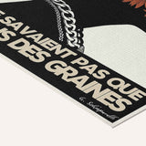 « Ils ont tenté de nous enterrer, mais ils ne savaient pas que nous étions des graines — Atelier » — toile texturée, détail du coin inférieur droit