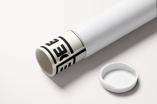 « Le monde est facile quand tu vises l'Univers — Atelier II » — toile enroulée dans son tube de protection