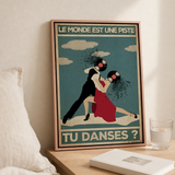 « Le monde est une piste, tu danses? » — Art Print encadré, mise en situation 2