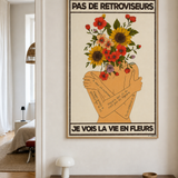 « Pas de rétroviseurs, je vois la vie en fleurs — Crème & Sable » — Art Print encadré, mise en situation 1