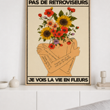 « Pas de rétroviseurs, je vois la vie en fleurs — Crème & Sable » — Art Print encadré, mise en situation 2