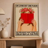 « Un livre est une fleur qui s'épanouit dans l'esprit de celui qui la cultive — Crème & Sable » — Art Print encadré, mise en situation 2