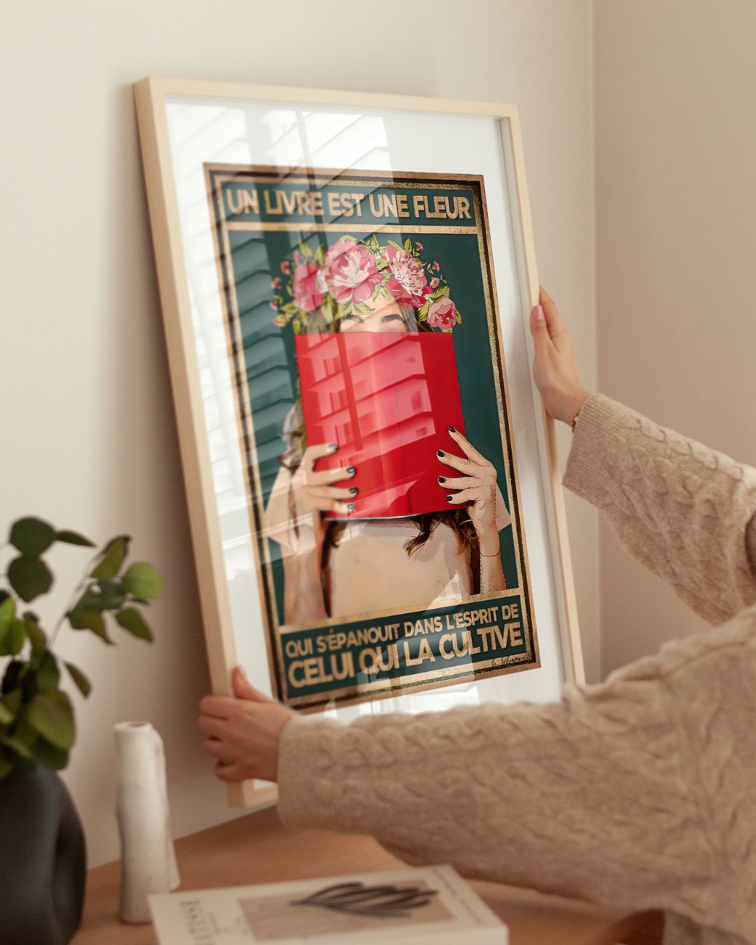 « Un livre est une fleur qui s'épanouit dans l'esprit de celui qui la cultive » — installation de l’œuvre dans un intérieur / artwork installation in a home
