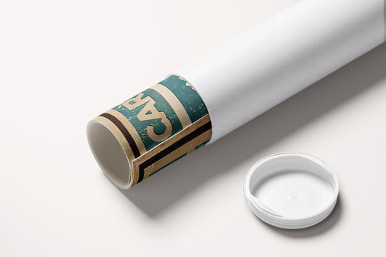 « Tu as les cartes en main et ce n'est pas un jeu » — toile enroulée dans son tube de protection