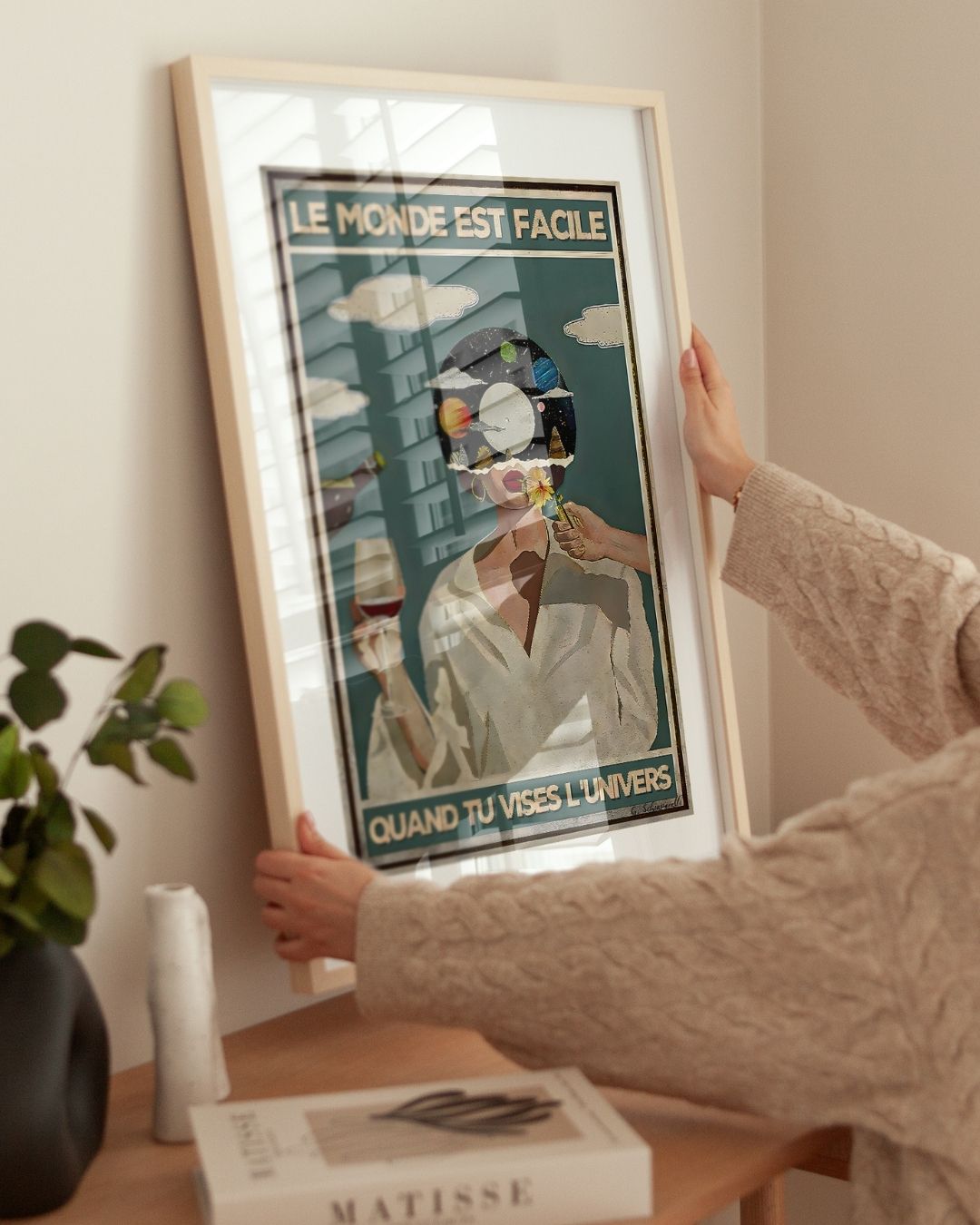 « Le monde est facile quand tu vises l'Univers » — installation de l’œuvre dans un intérieur / artwork installation in a home