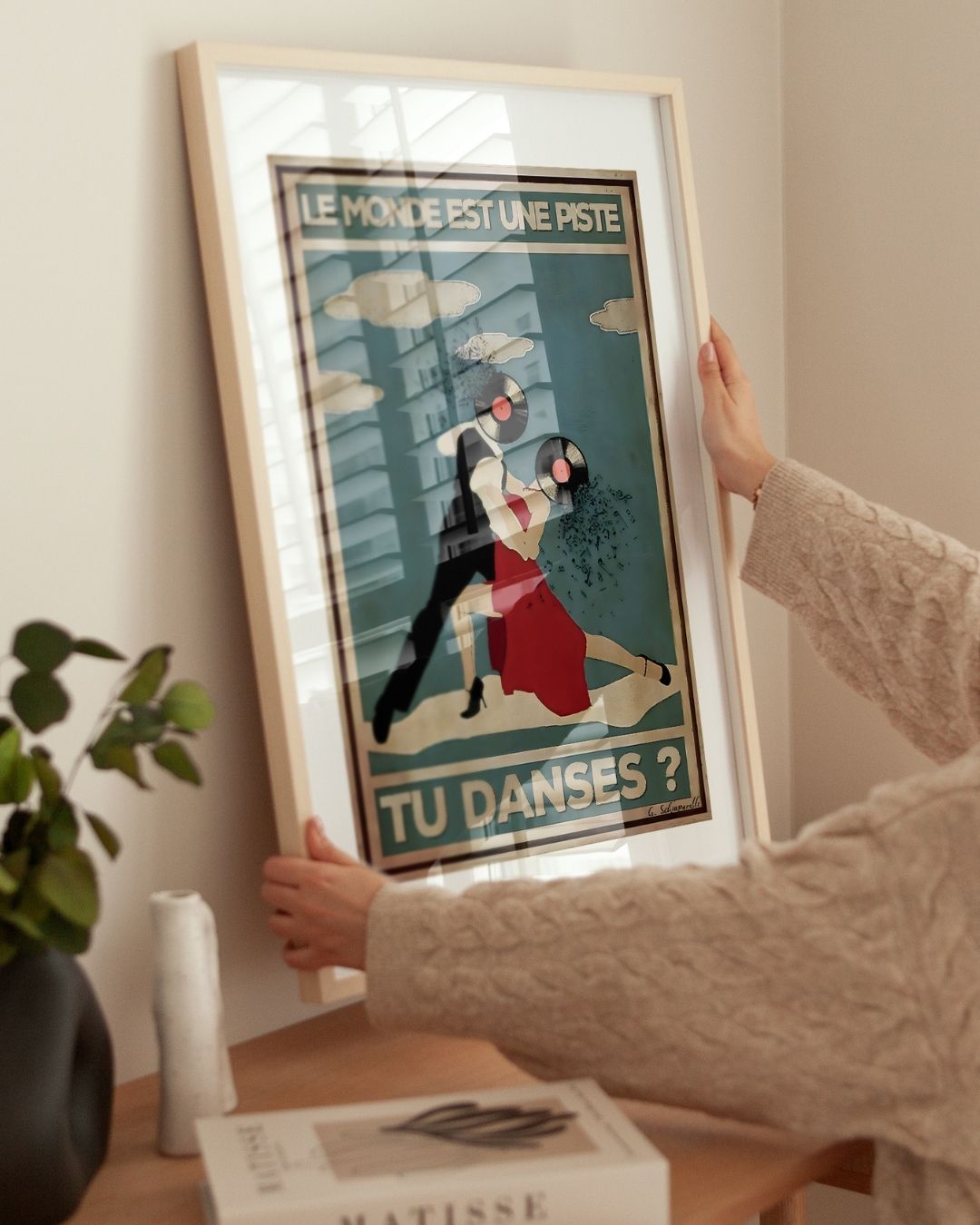 « Le monde est une piste, tu danses? » — installation de l’œuvre dans un intérieur / artwork installation in a home