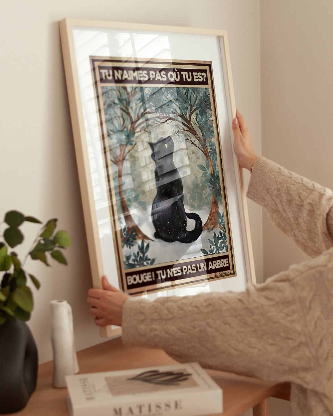 « Tu n'aimes pas où tu es? Bouge! Tu n'es pas un arbre » — installation de l’œuvre dans un intérieur / artwork installation in a home