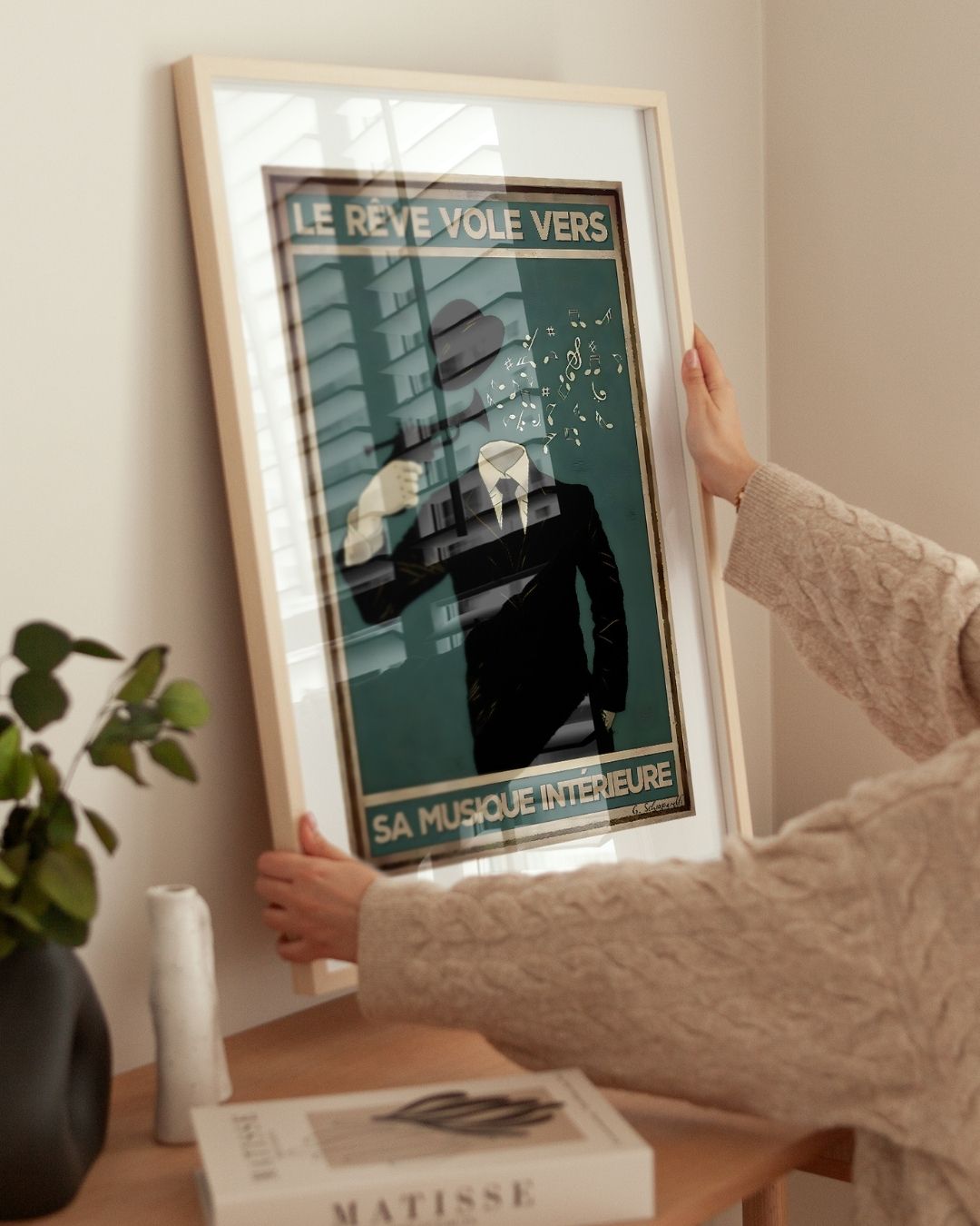 « Le rêve vole vers sa musique intérieure » — installation de l’œuvre dans un intérieur / artwork installation in a home