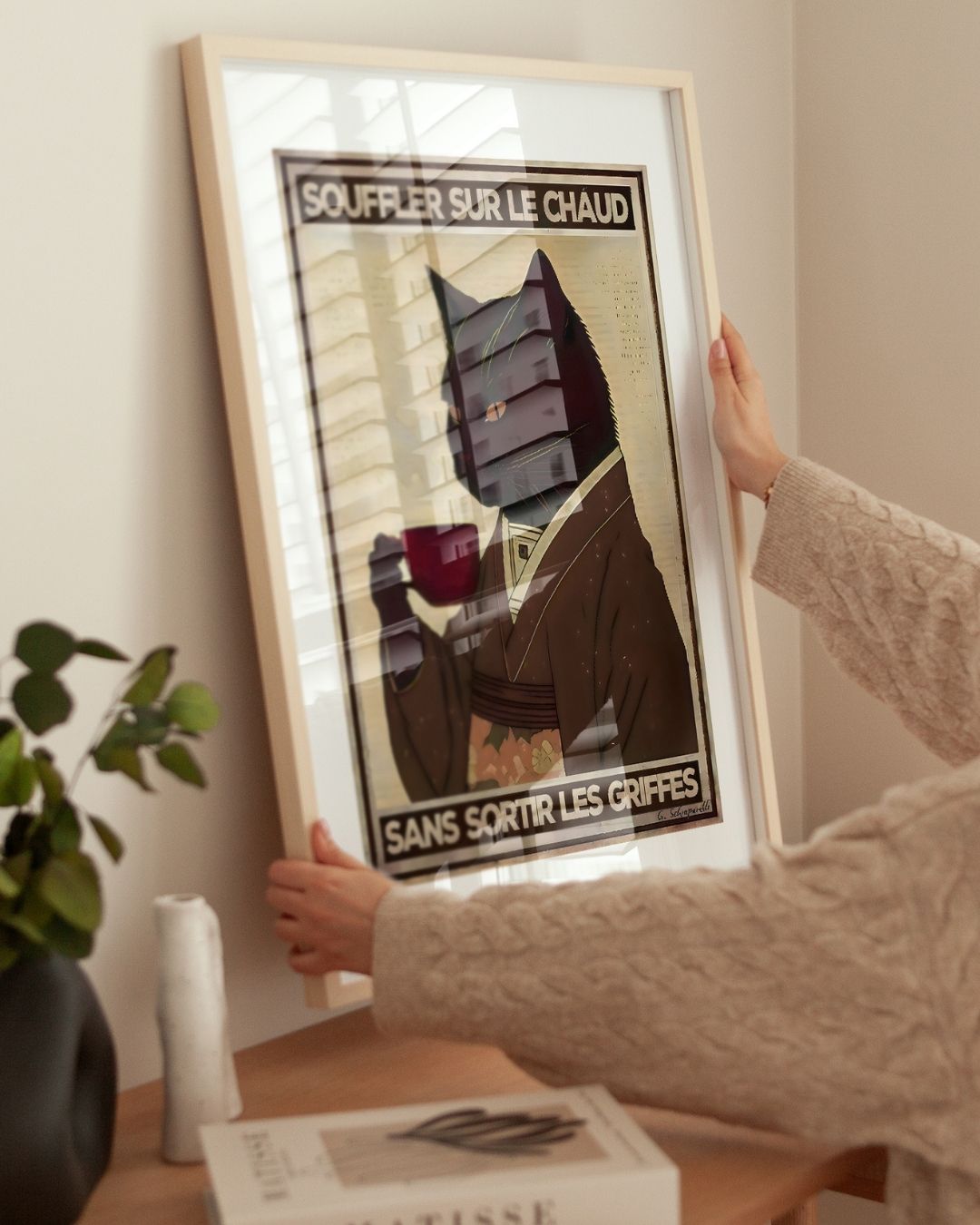 « Souffler sur le chaud sans sortir les griffes » — installation de l’œuvre dans un intérieur / artwork installation in a home