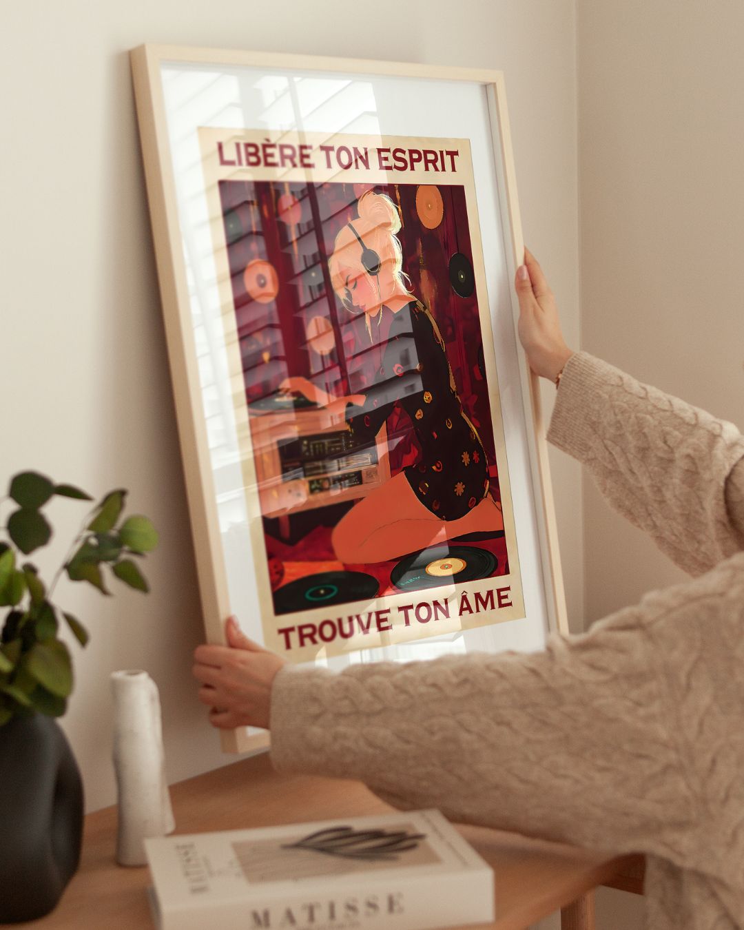 « Libère ton esprit, trouve ton âme » — installation de l’œuvre dans un intérieur / artwork installation in a home