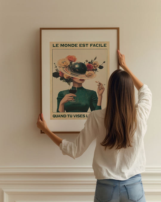 « Le monde est facile quand tu vises l'Univers » — installation de l’œuvre dans un intérieur / artwork installation in a home