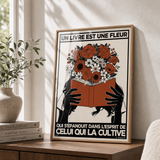 « Un livre est une fleur qui s'épanouit dans l'esprit de celui qui la cultive — Atelier » — Art print encadré sous verre, mise en situation 2