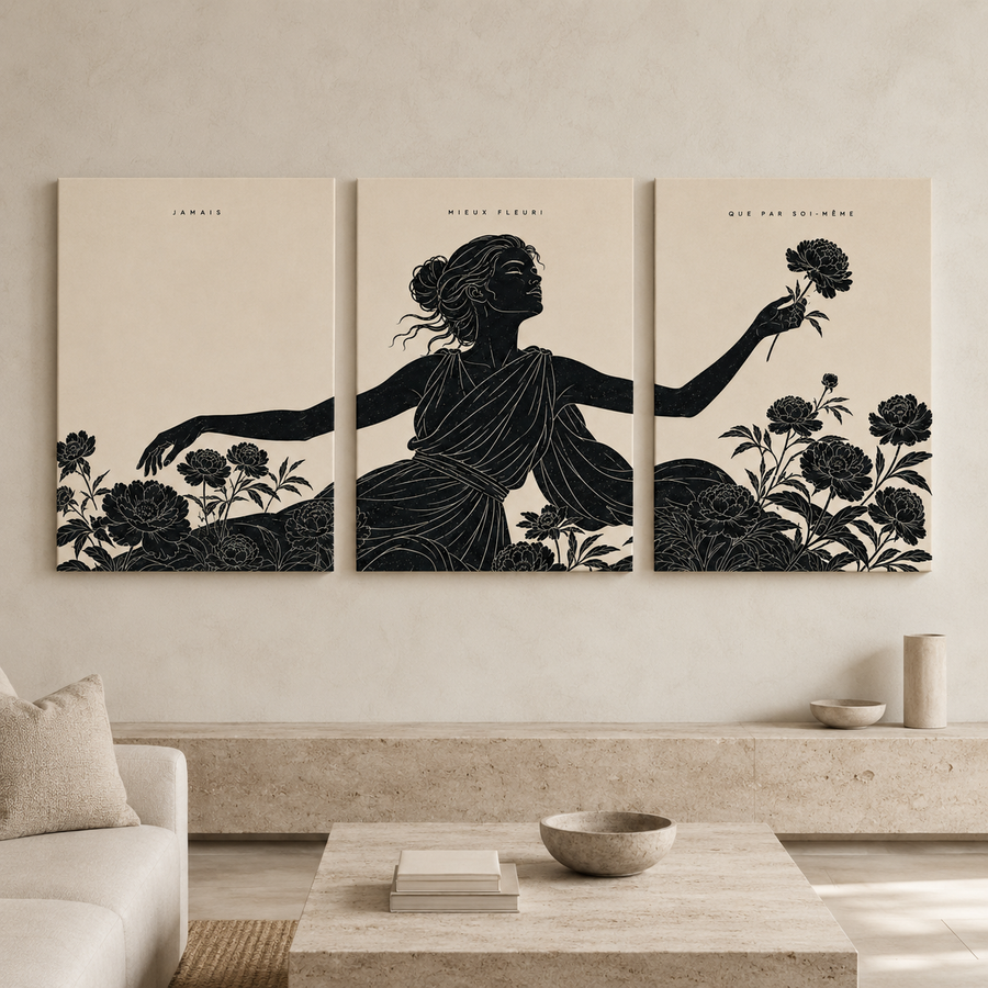 Triptyque Fleuri complet sur trois châssis dans un intérieur minéral