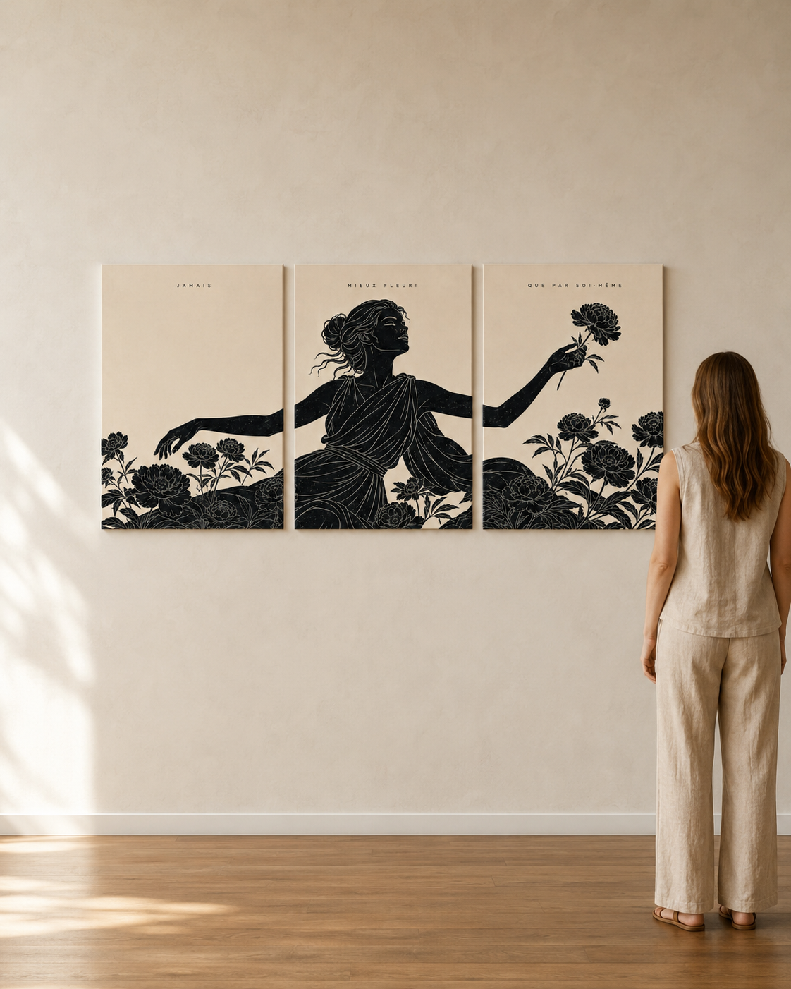 Échelle du Triptyque Fleuri dans un intérieur avec les trois panneaux de 50 × 70 cm