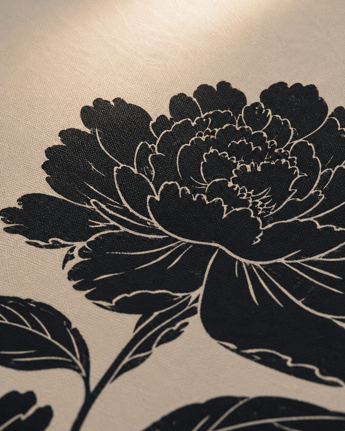 Gros plan sur la texture lin-coton et l’impression florale du Triptyque Fleuri
