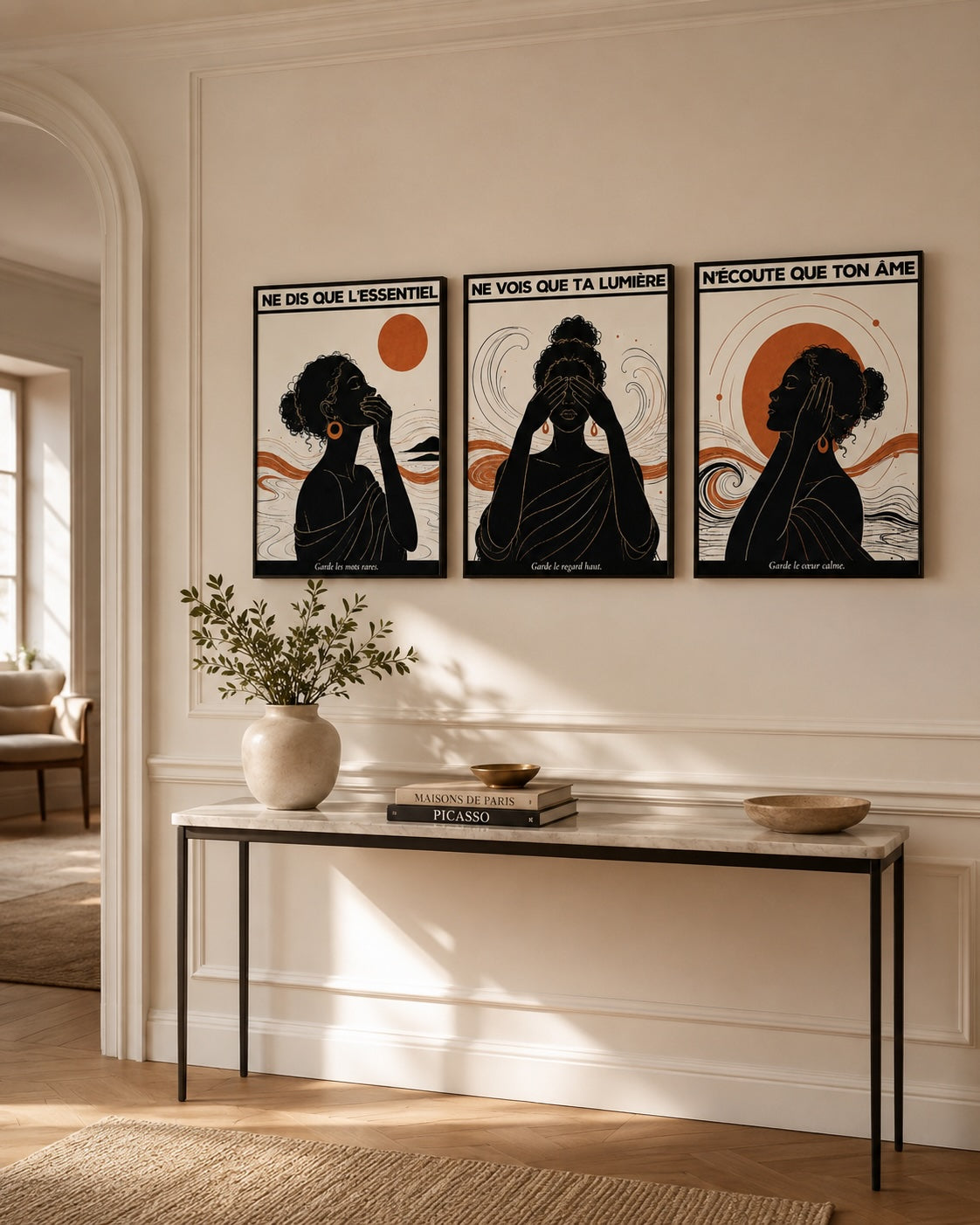 Triptyque encadré dans une entrée élégante