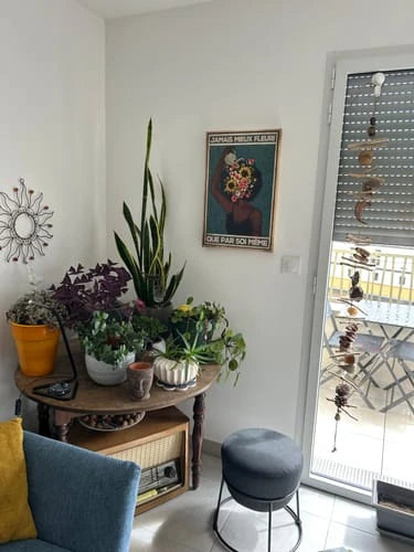 Une toile Giulia dans le salon de Sylvie, entourée de plantes vertes.
